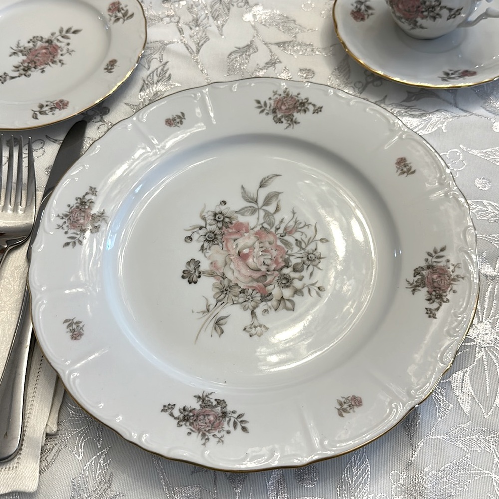 Vintage Dinner plate ‘ Maria’ pattern from Bohemia China made in Czechoslovakia